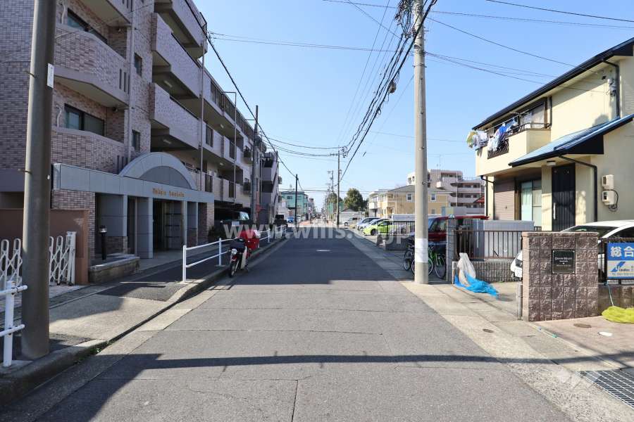 物件の北側前面道路（東側から）