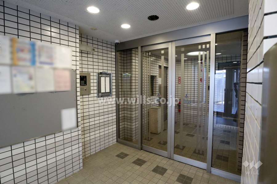 エントランスはオートロック付きです。