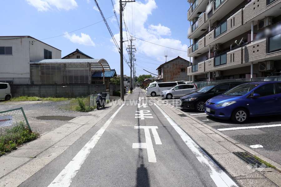 敷地南側の前面道路（東側から）