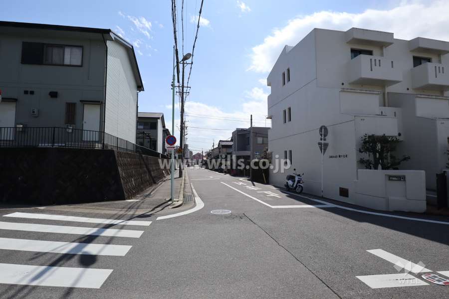 敷地の東側前面道路（北側から）