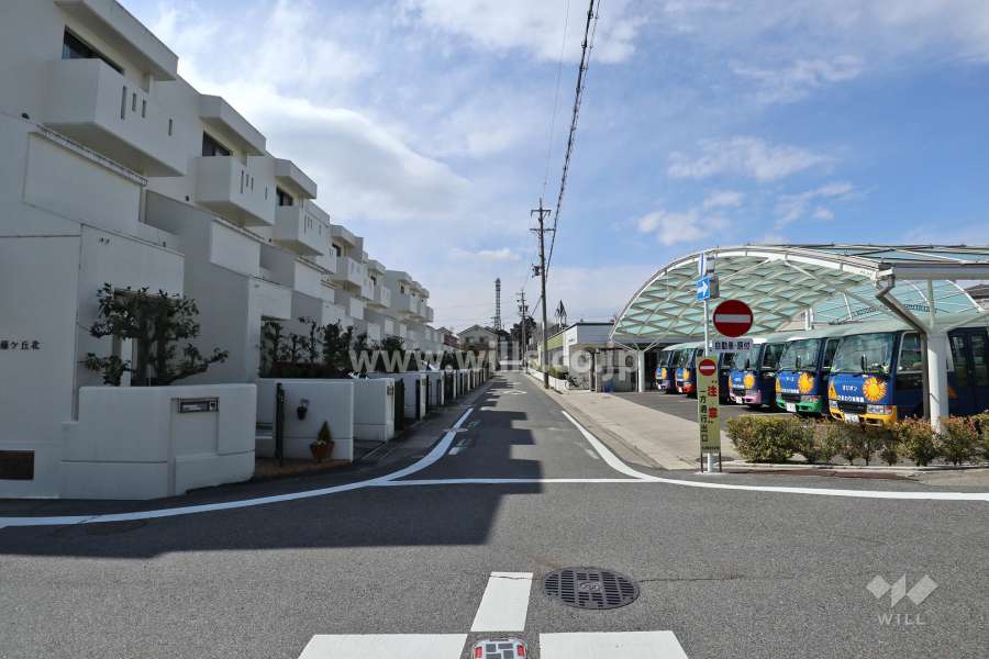 敷地の北側前面道路（東側から）
