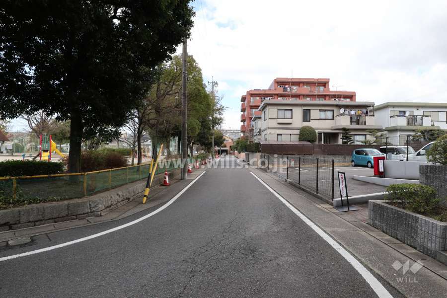 敷地の西側前面道路（北側から）