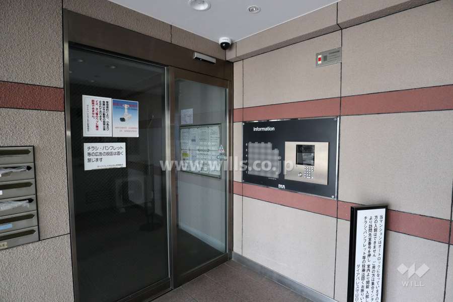 エントランスはオートロック付きです。