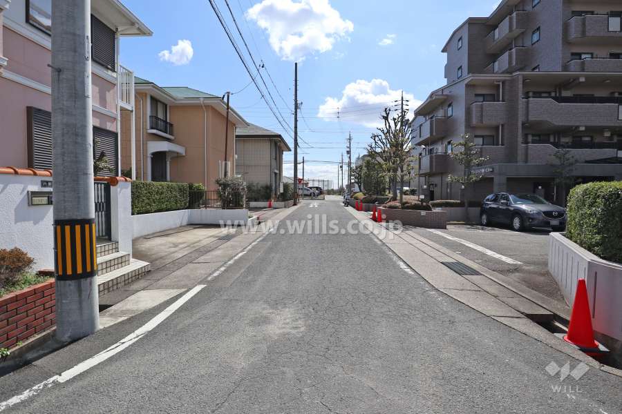 敷地の北東側前面道路（北西側から