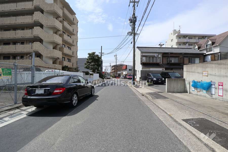 敷地の南側前面道路（東側から）