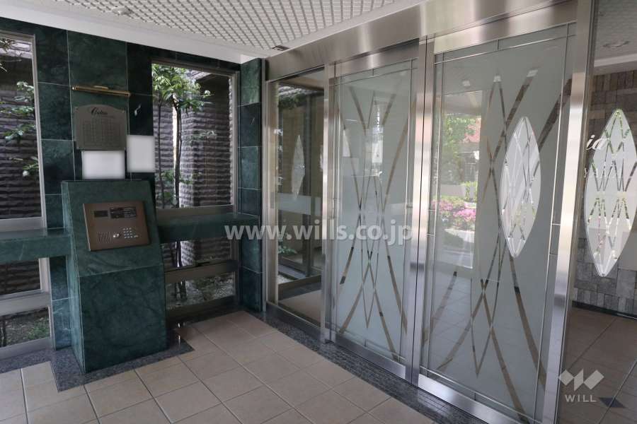 エントランスはオートロック付きです。