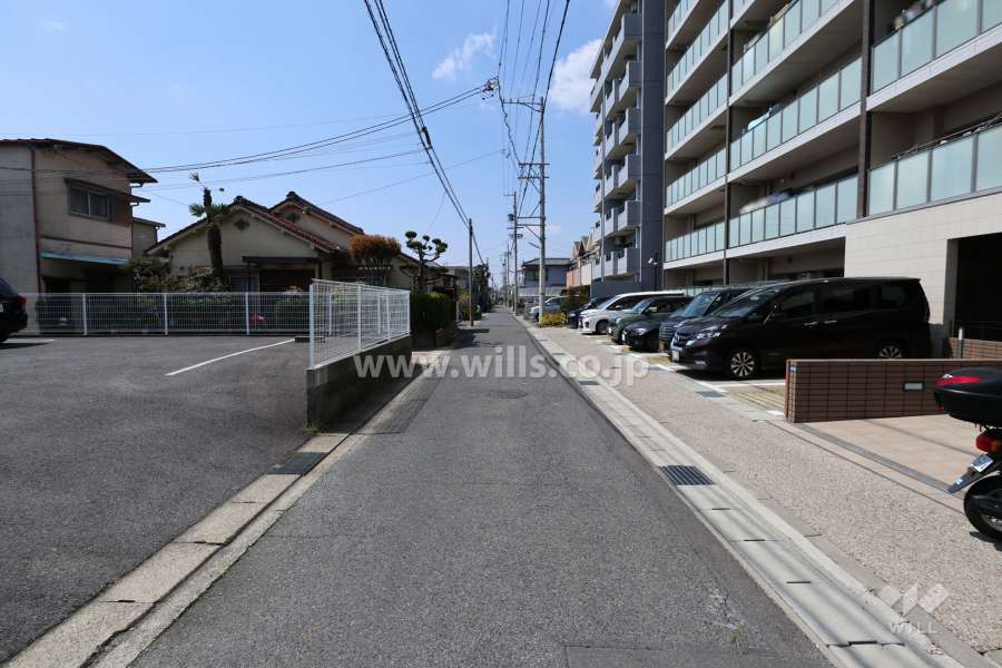 敷地の南側前面道路（東側から）