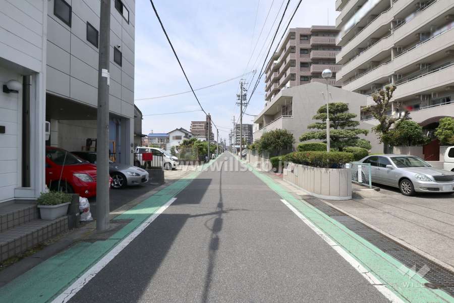 敷地南側の前面道路（東側から）