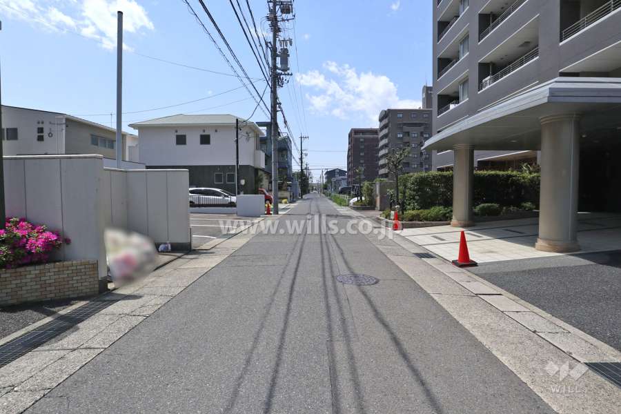 敷地南側の前面道路。一方通行の通りです。