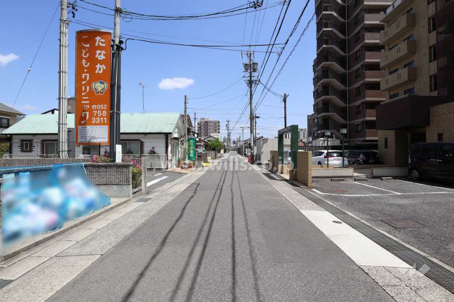 敷地北側の前面道路（西側から）