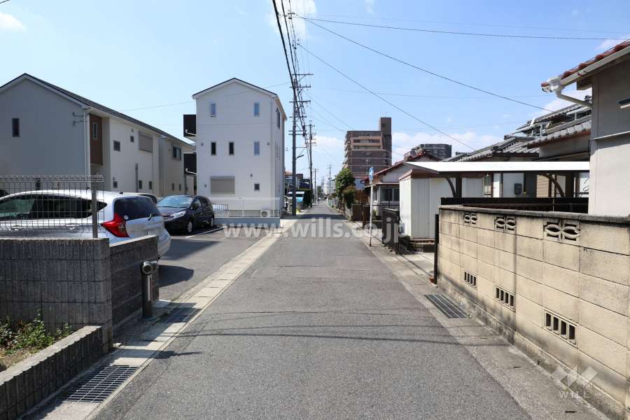 敷地の北側前面道路（東側から）