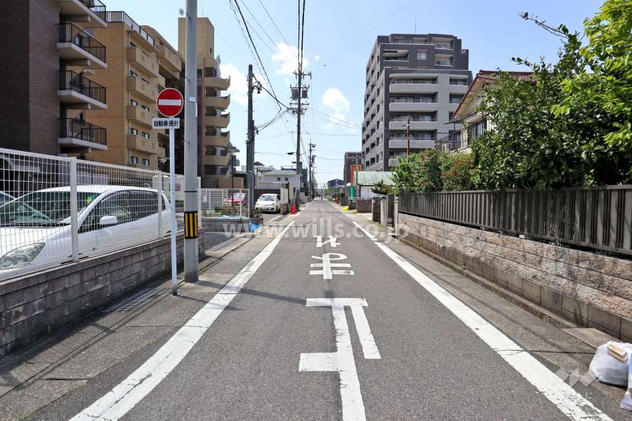 敷地北側の前面道路。一方通行の通りです。