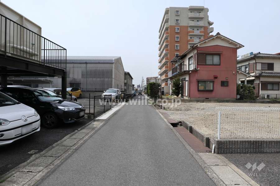 敷地北側の前面道路（東側から）