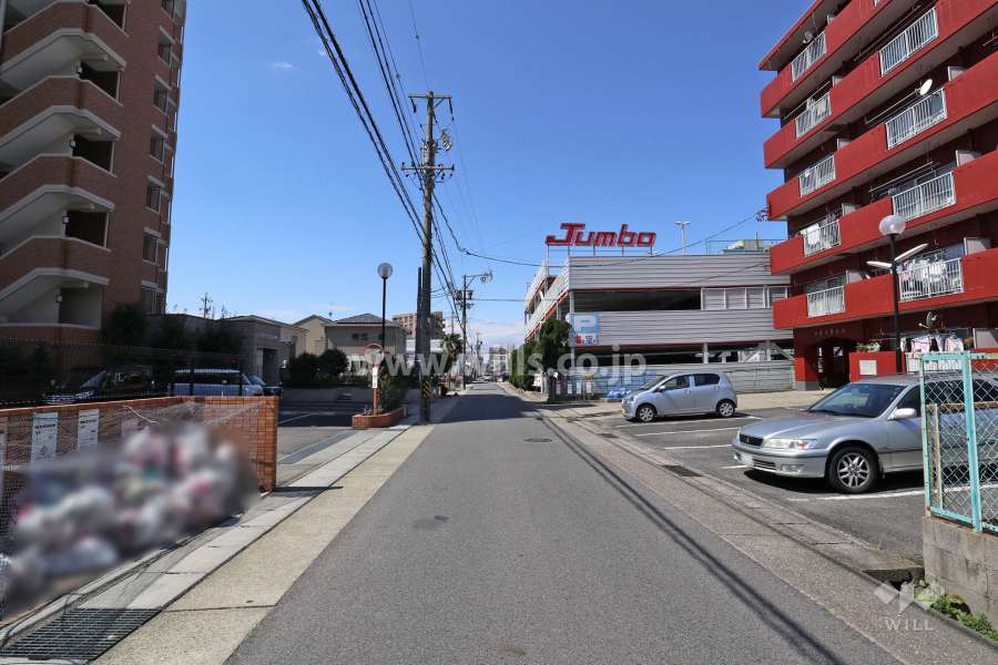 敷地北側の前面道路（東側から）
