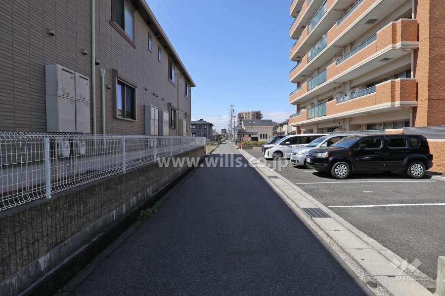 敷地南側の前面道路（東側から）