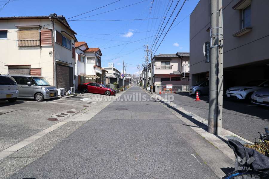 敷地西側の前面道路（南側から）