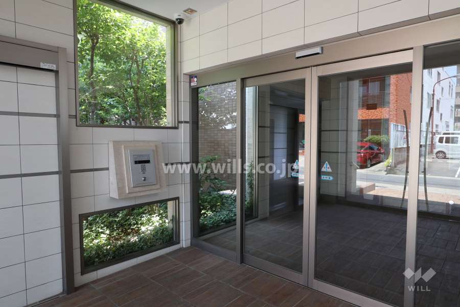 エントランスはオートロック付きです。