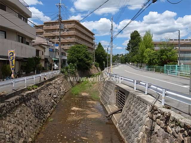 敷地の東側には小仁川が流れ、川を挟んで、仁川小学校があります。