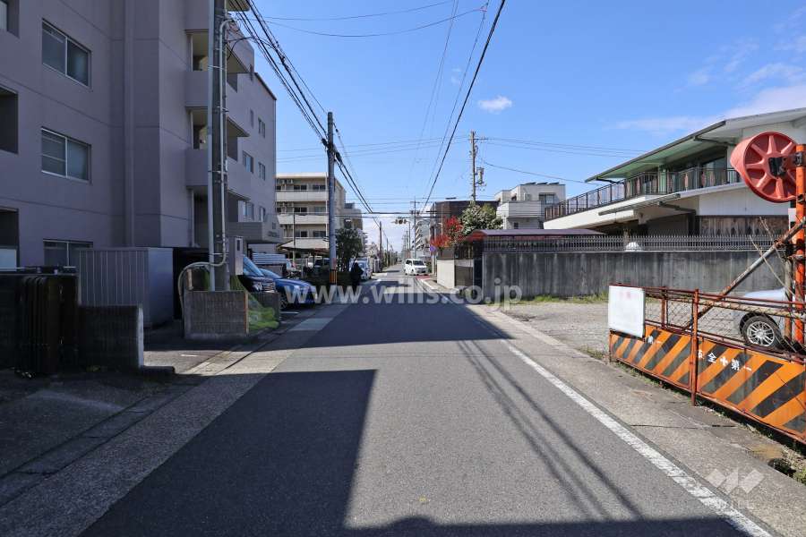 敷地北側の前面道路（東側から）