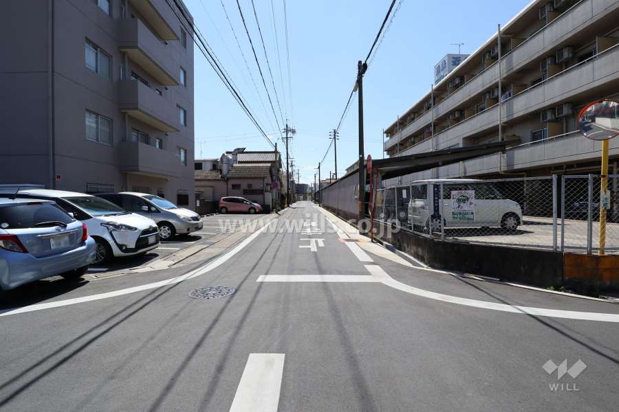 敷地西側の前面道路（北側から）