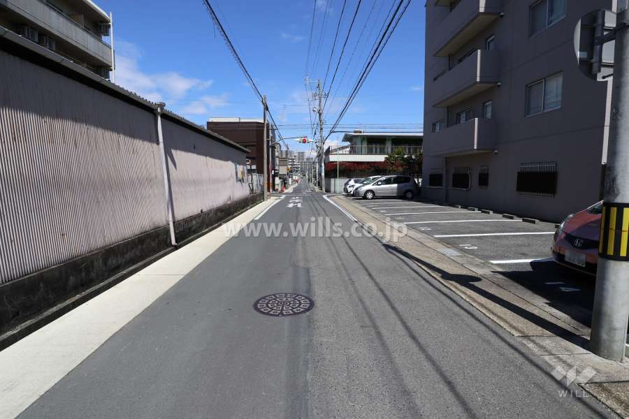 敷地西側の前面道路（南側から）
