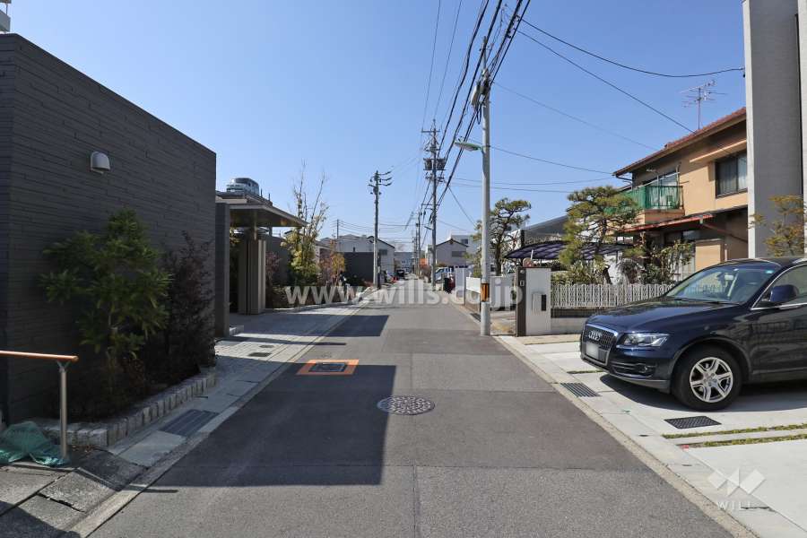 敷地の北側前面道路（東側から）