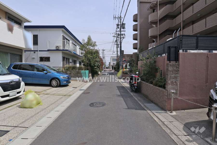 敷地北側の前面道路（東側から）