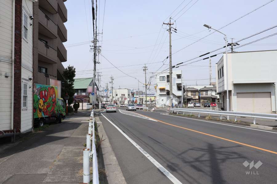 敷地北東側の前面道路（南東側から）