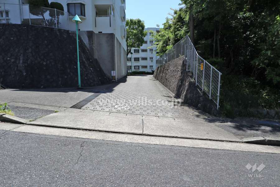 駐車場出入り口