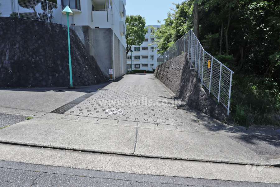 駐車場出入り口