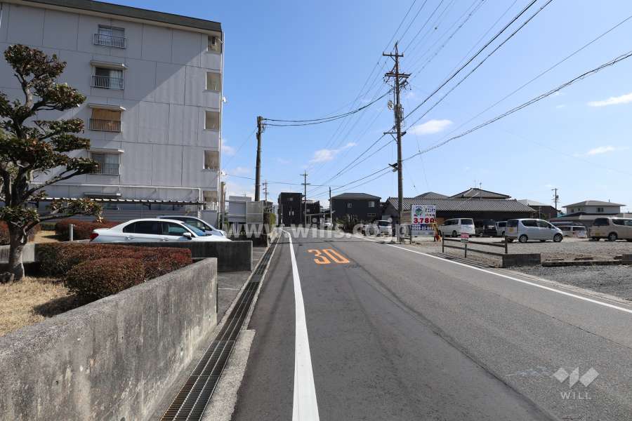 敷地の南側前面道路（西側から）