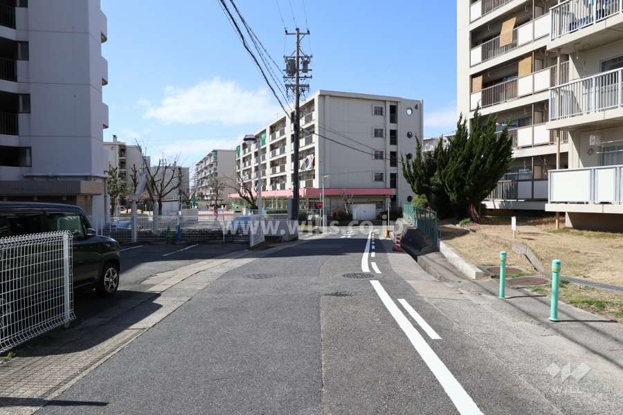 敷地の北側前面道路（東側から）