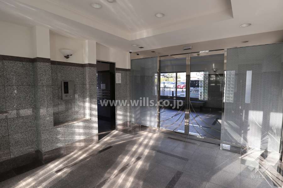 エントランスはオートロック付きです。