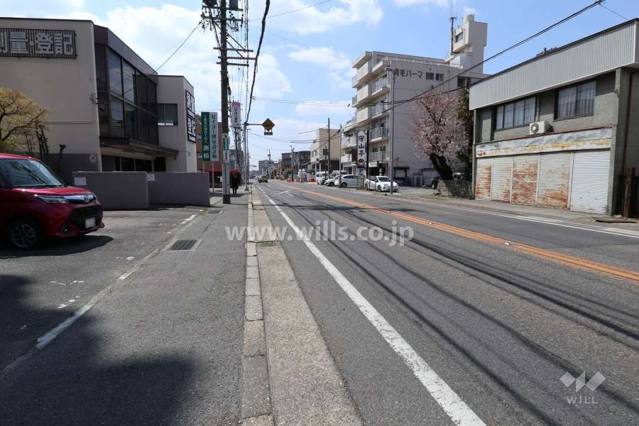 敷地の北側前面道路（東側から）