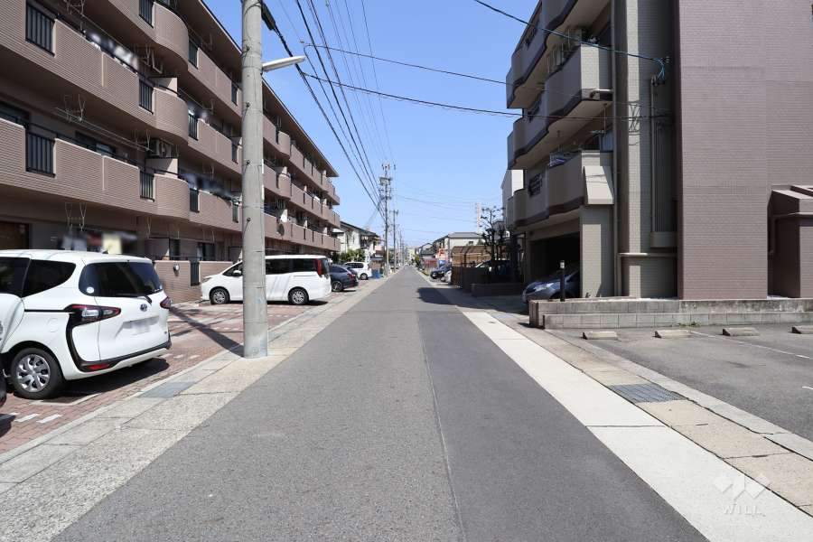 敷地北側の前面道路（西側から）