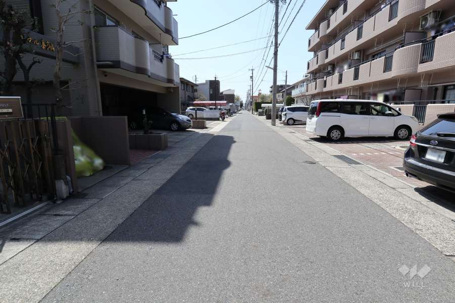 敷地北側の前面道路（東側から）