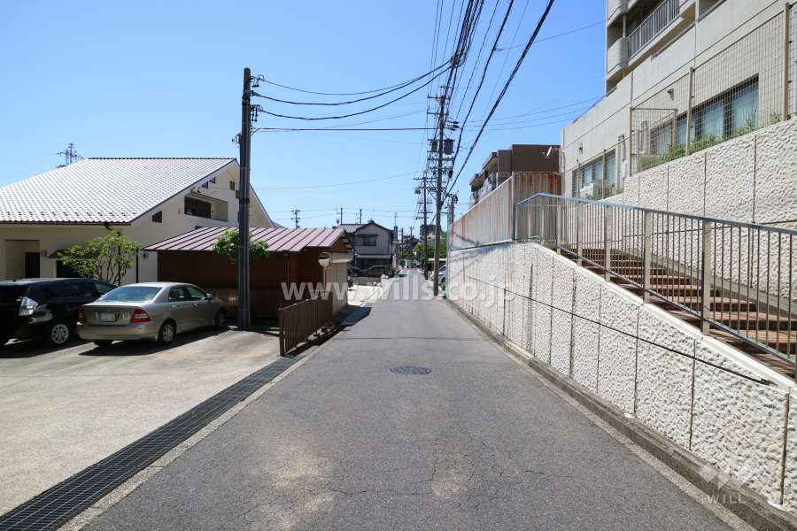 敷地北側の前面道路（東側から）