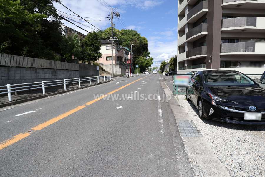 敷地北西側の前面道路（北東側から）
