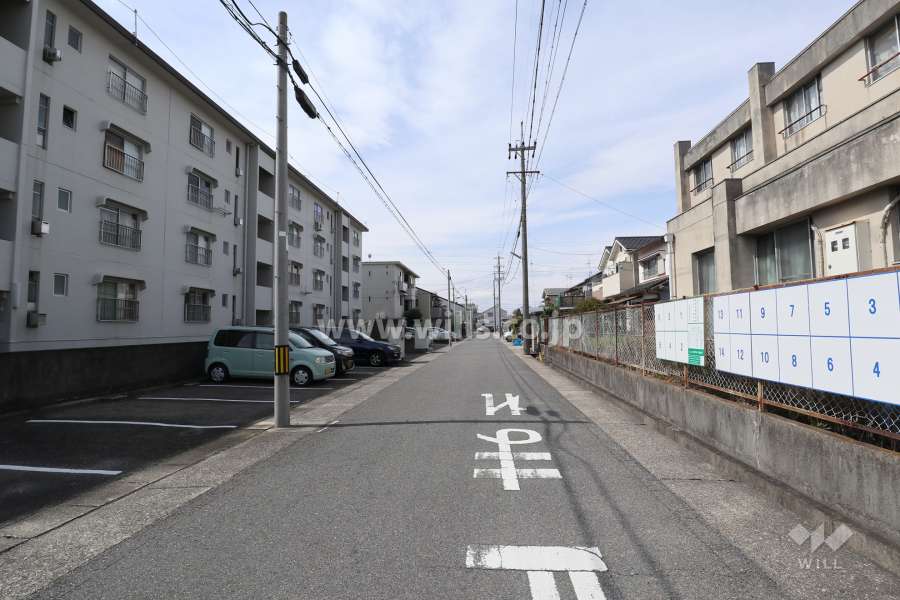 敷地の北側前面道路（東側から）