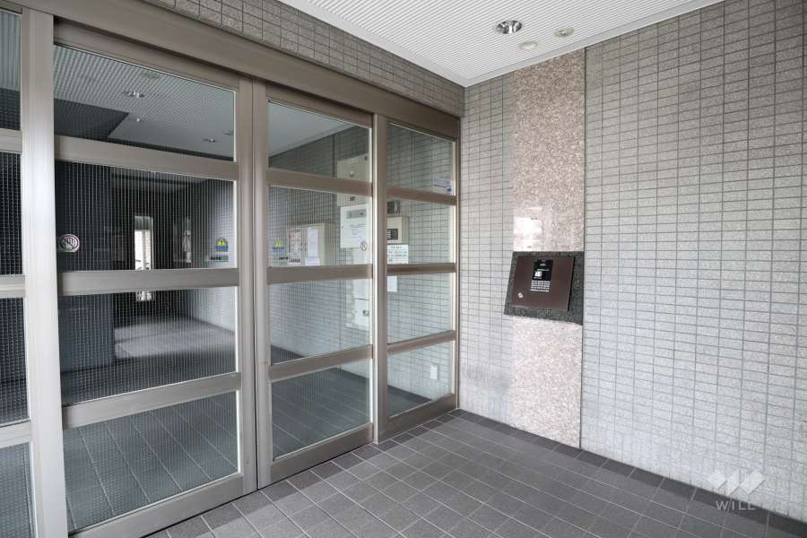 エントランスはオートロック付きです。