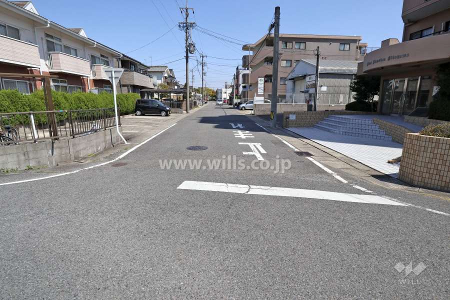敷地北側の前面道路（西側から）