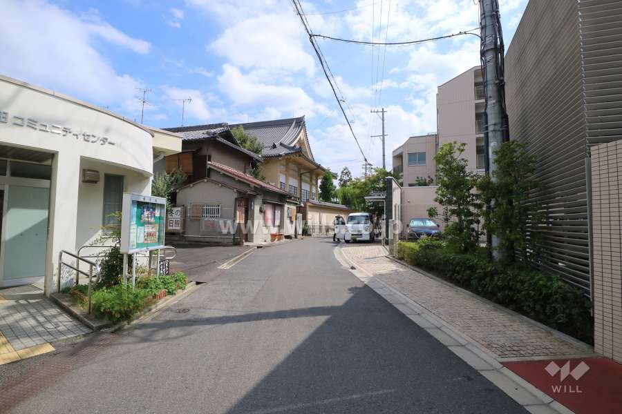 敷地東側の前面道路（北側から）