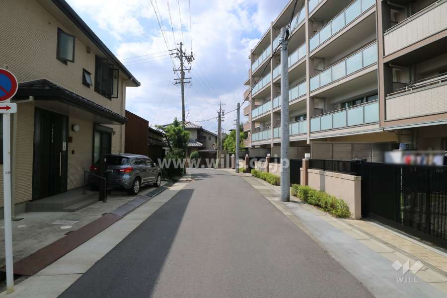 敷地南側の前面道路（東側から）