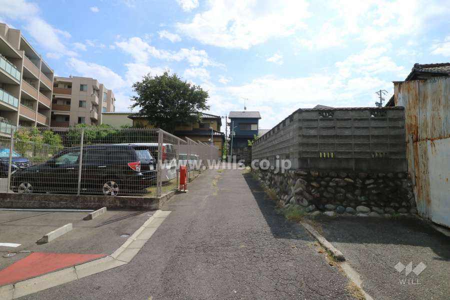 敷地西側の前面道路（北側から）
