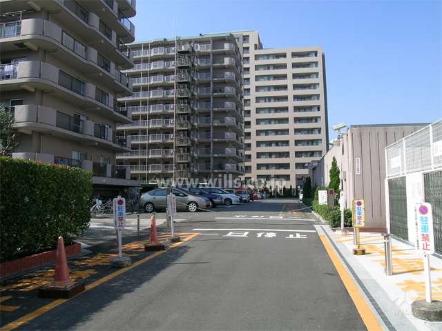 ロボットゲート付きの駐車場入り口