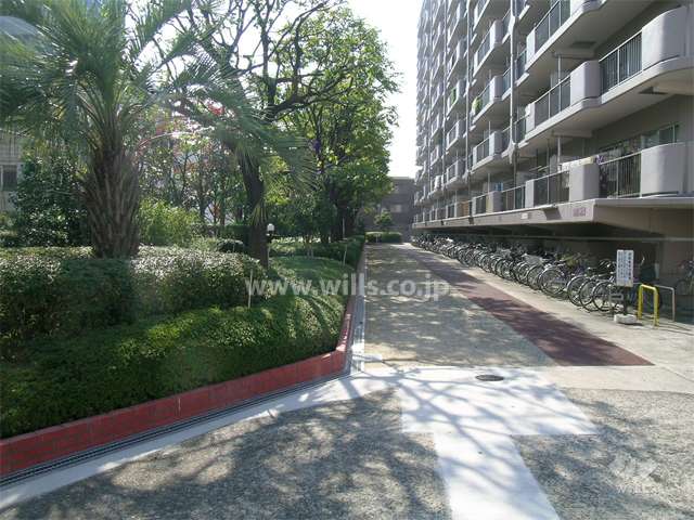 駐輪場と敷地東側の緑地スペース