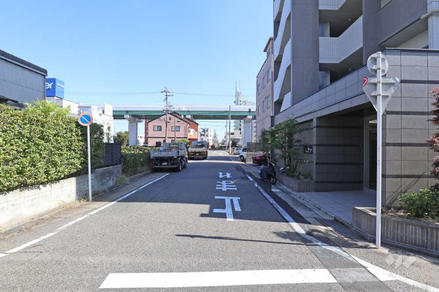 敷地北側の前面道路（西側から）