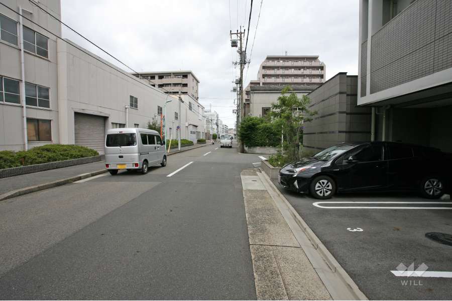 敷地西側の前面道路