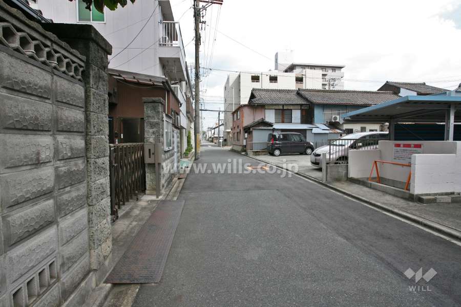 敷地北側の前面道路（西側から）