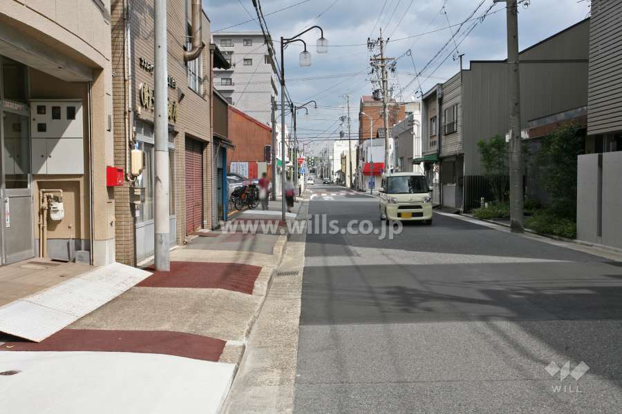 敷地南側の前面道路（西側から）